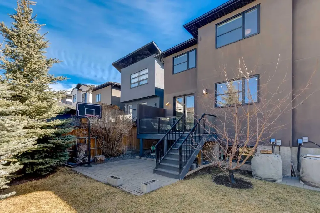 1711 27 Street SW Calgary AB T3C1L6