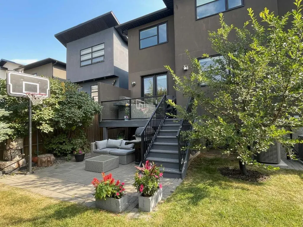 1711 27 Street SW Calgary AB T3C1L6