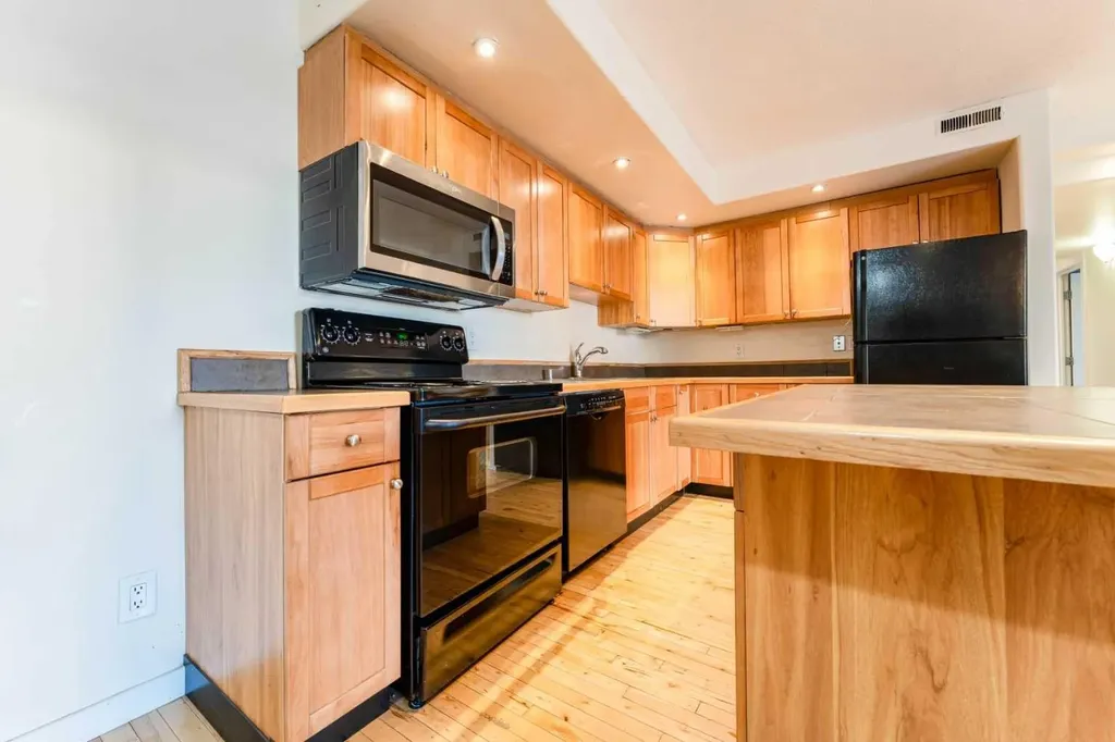 1540 29 Street NW Calgary AB T2N 4M1