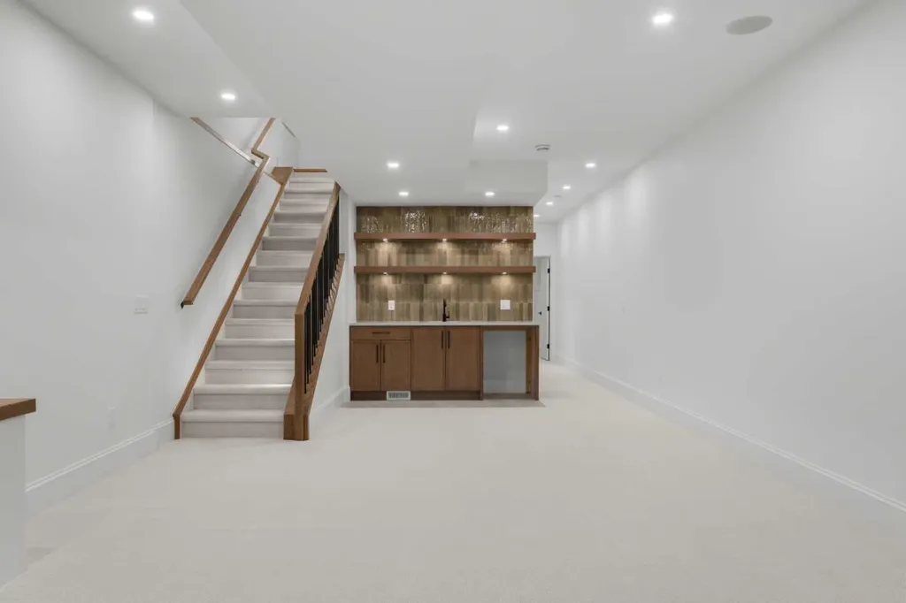 2232 30 Avenue SW Calgary AB T2T 1R8