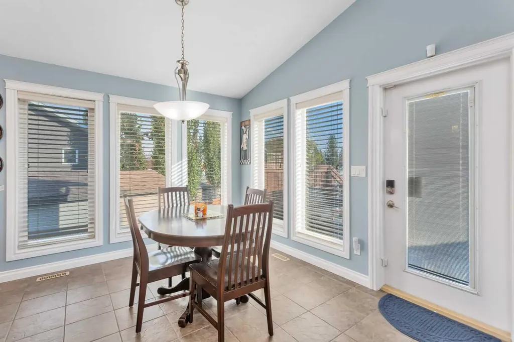 5 Heritage Drive Penhold AB T0M 1R0