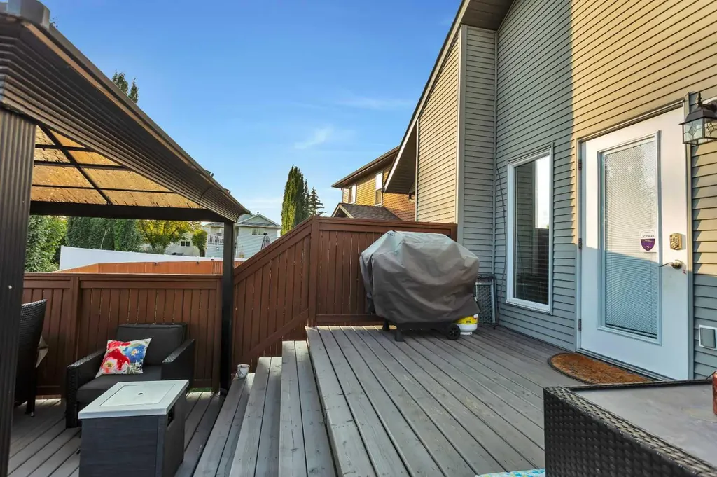 5 Heritage Drive Penhold AB T0M 1R0