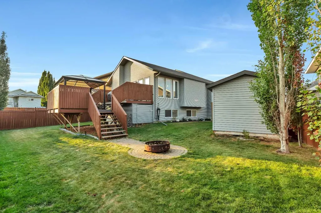 5 Heritage Drive Penhold AB T0M 1R0