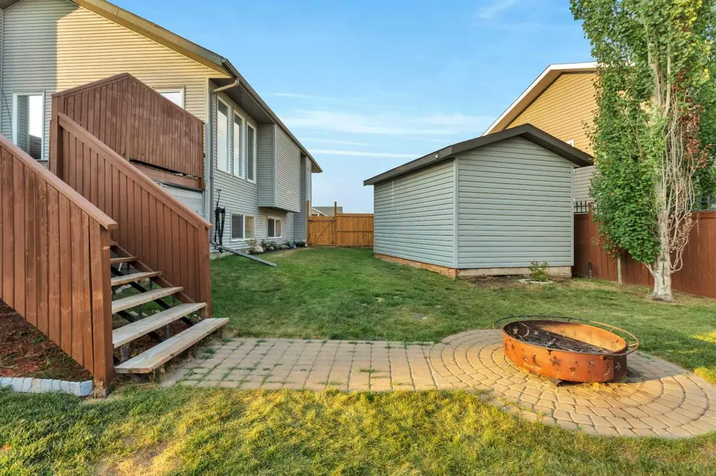 5 Heritage Drive Penhold AB T0M 1R0