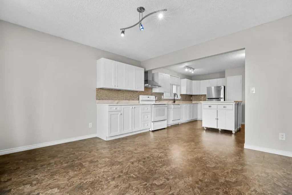 27 Beddington Road NE Calgary AB T3K 1N7
