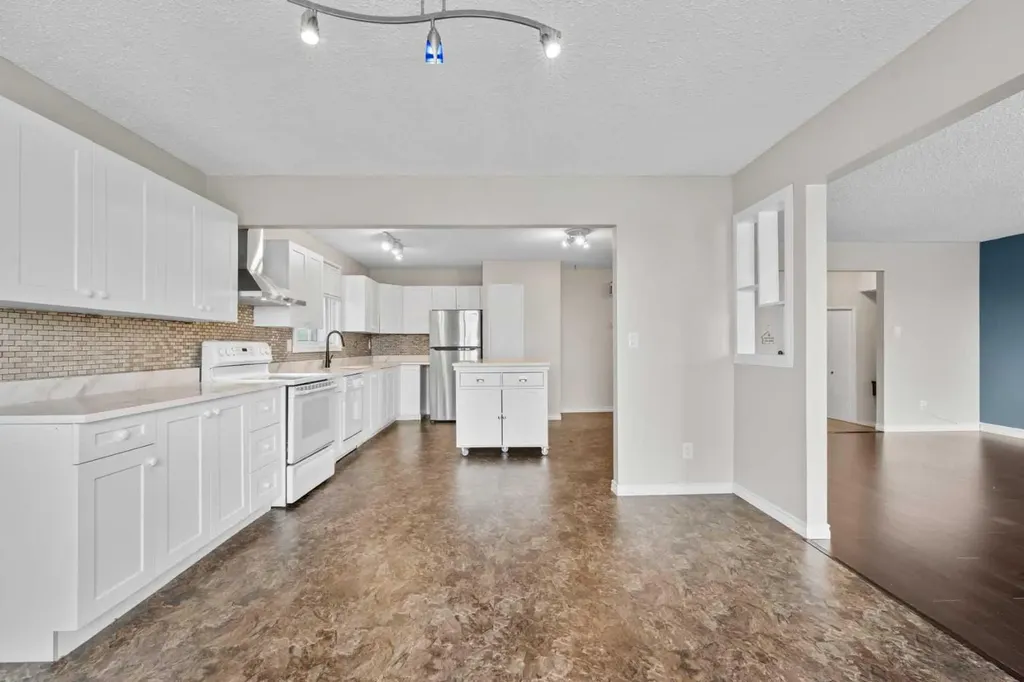 27 Beddington Road NE Calgary AB T3K 1N7