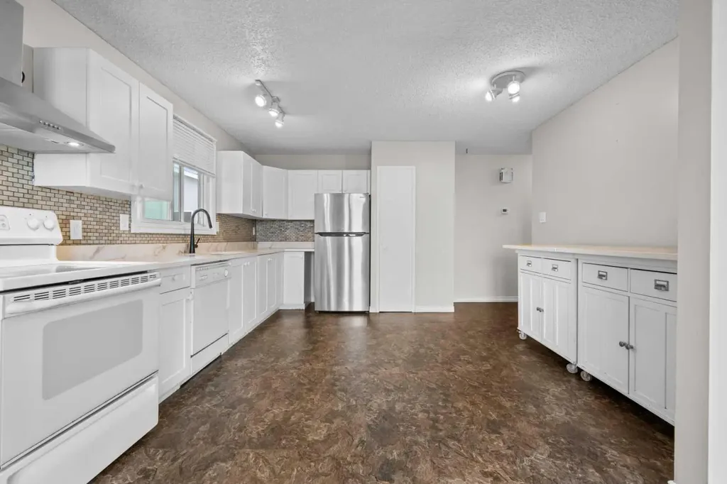 27 Beddington Road NE Calgary AB T3K 1N7