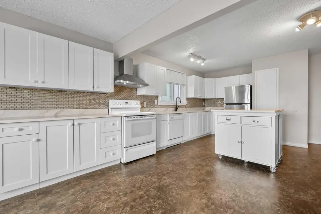 27 Beddington Road NE Calgary AB T3K 1N7