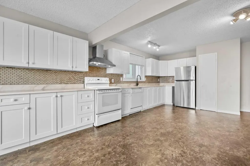 27 Beddington Road NE Calgary AB T3K 1N7