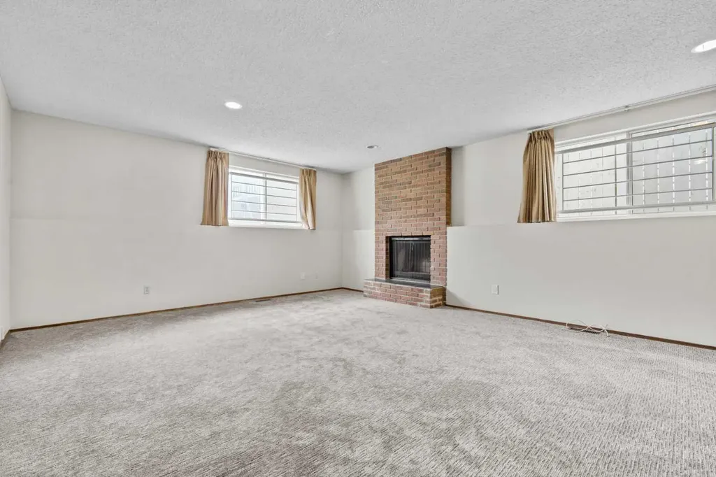 27 Beddington Road NE Calgary AB T3K 1N7