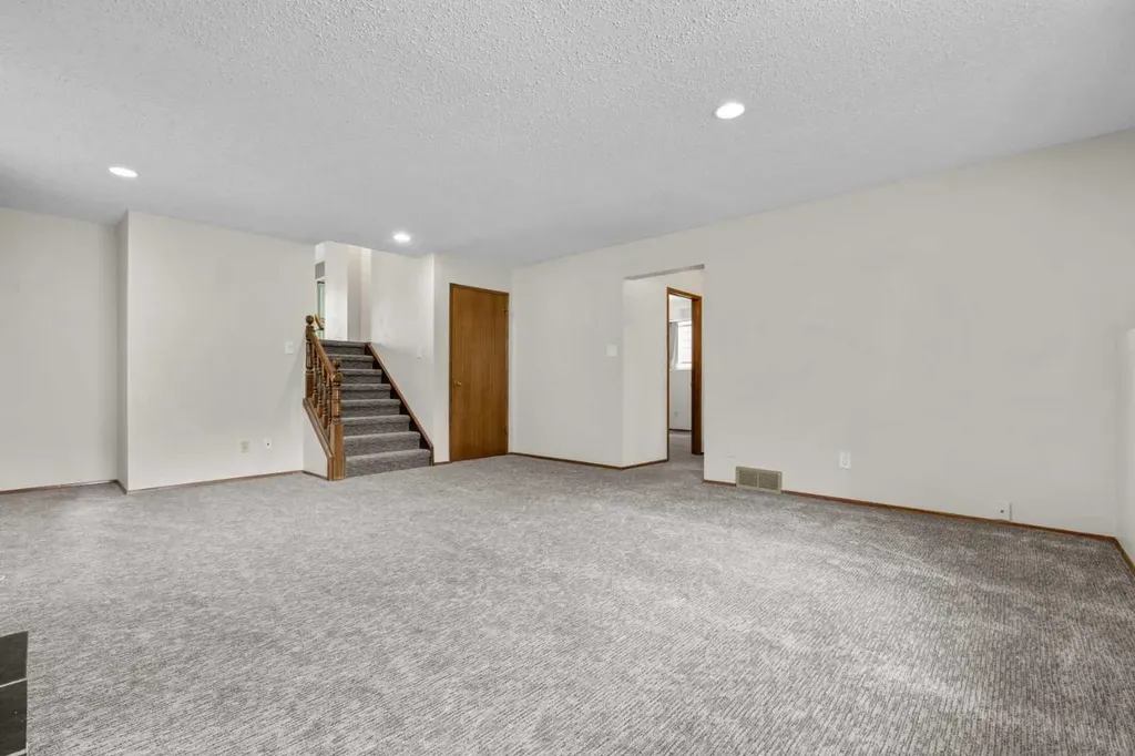27 Beddington Road NE Calgary AB T3K 1N7