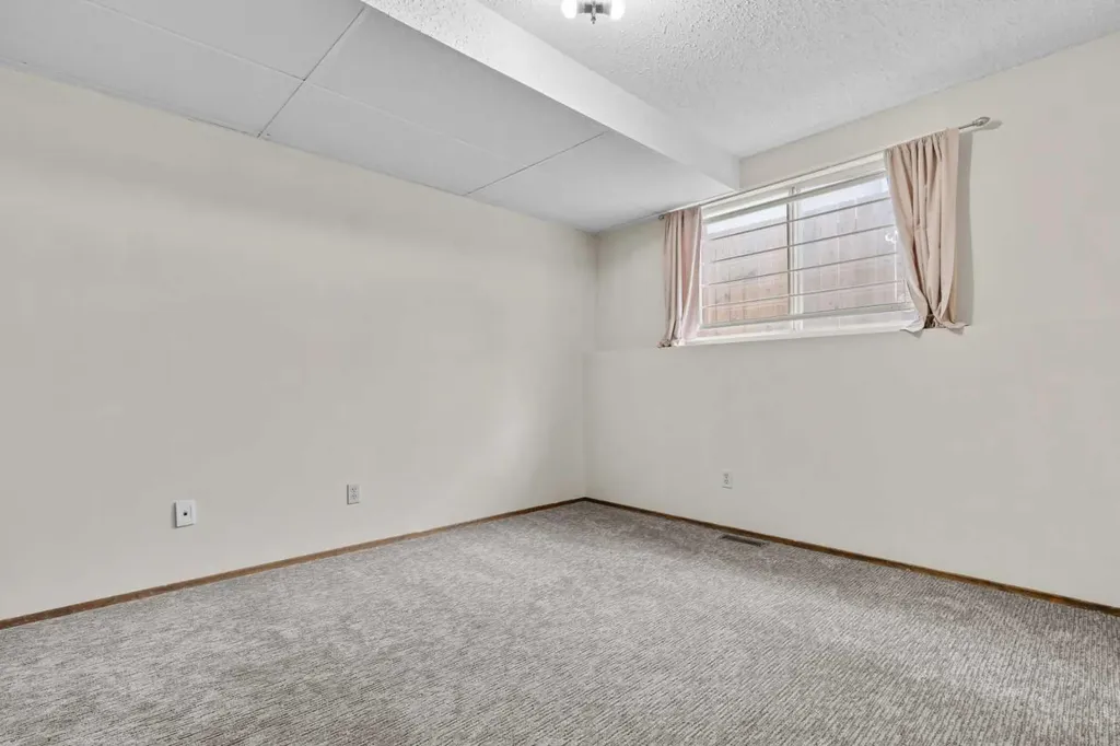 27 Beddington Road NE Calgary AB T3K 1N7