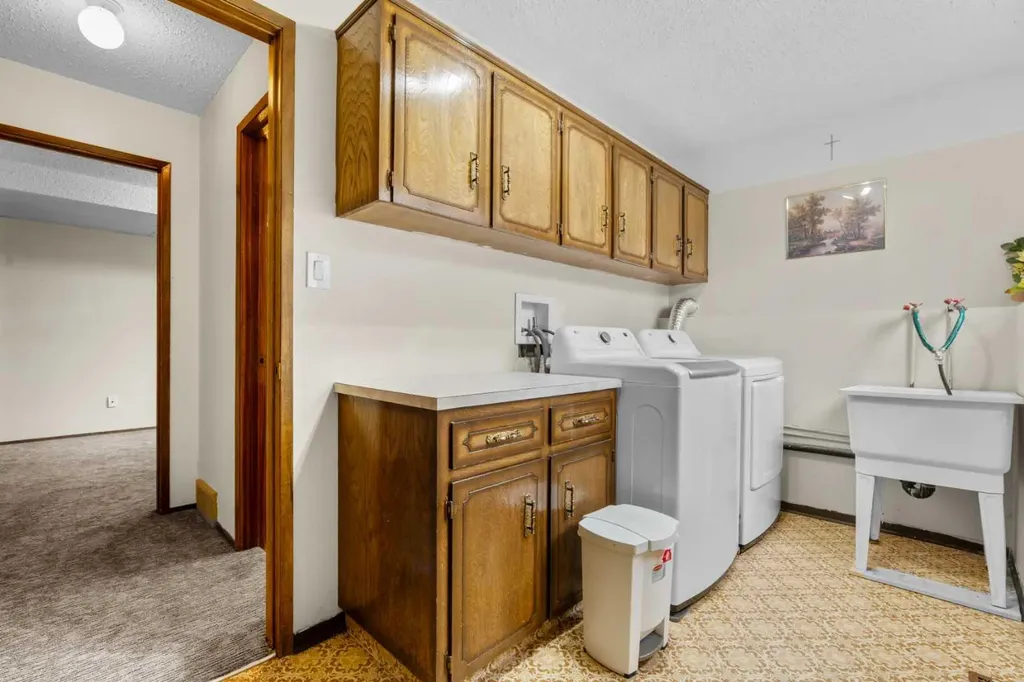 27 Beddington Road NE Calgary AB T3K 1N7