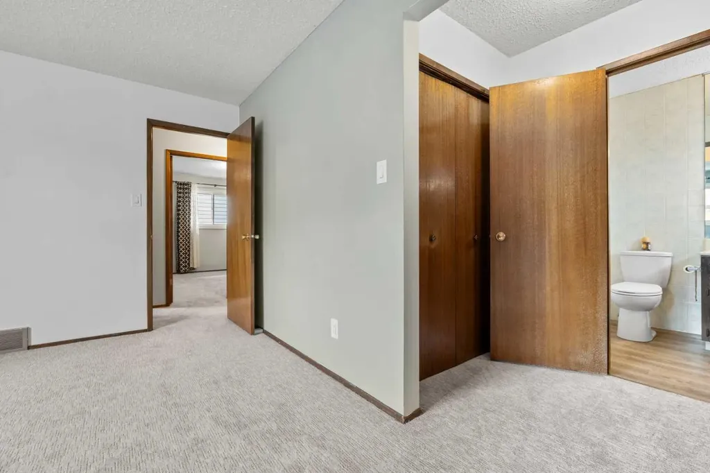 27 Beddington Road NE Calgary AB T3K 1N7