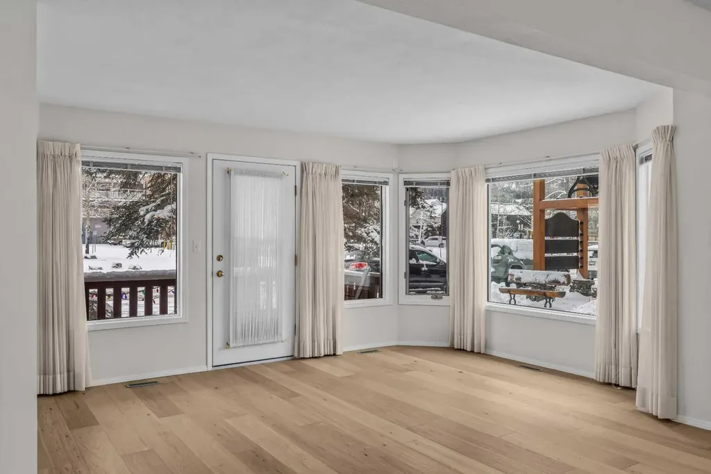 717 7th Street E Canmore AB T1W 2C3