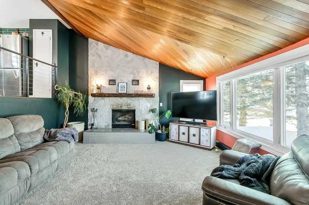 218 8 Avenue NE Sundre AB T0M 1X0