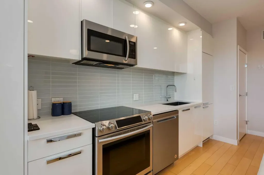 1234 5 Avenue NW Calgary AB T2N0R9