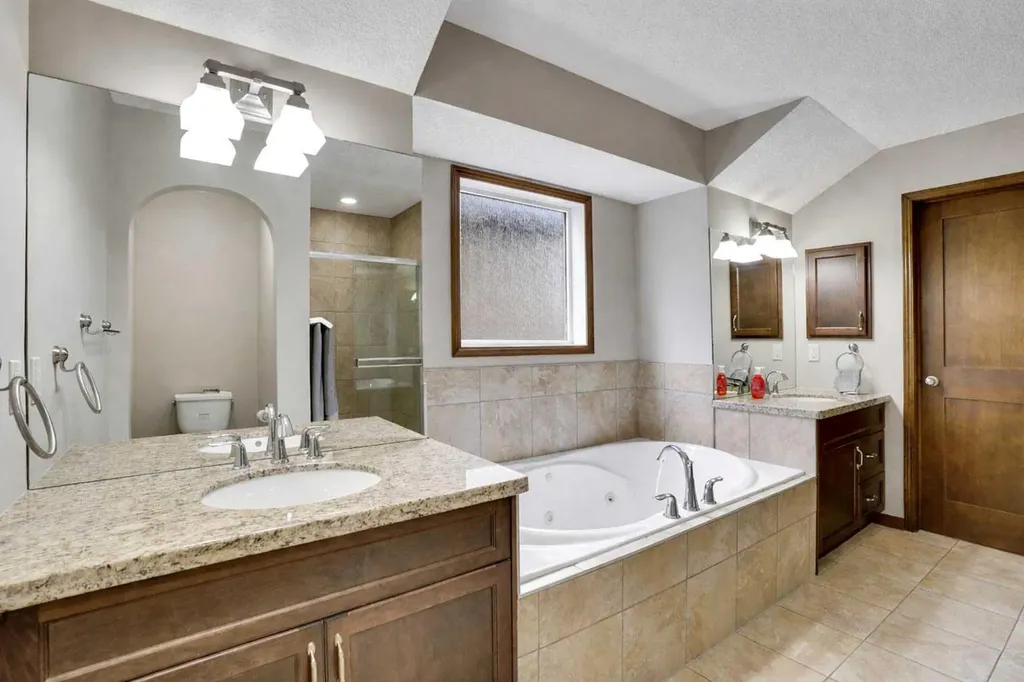 300 Coopers Hill SW Airdrie AB T4B 0S1
