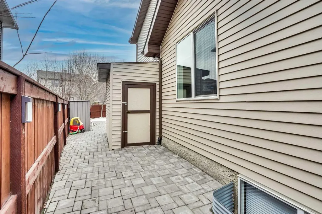 300 Coopers Hill SW Airdrie AB T4B 0S1