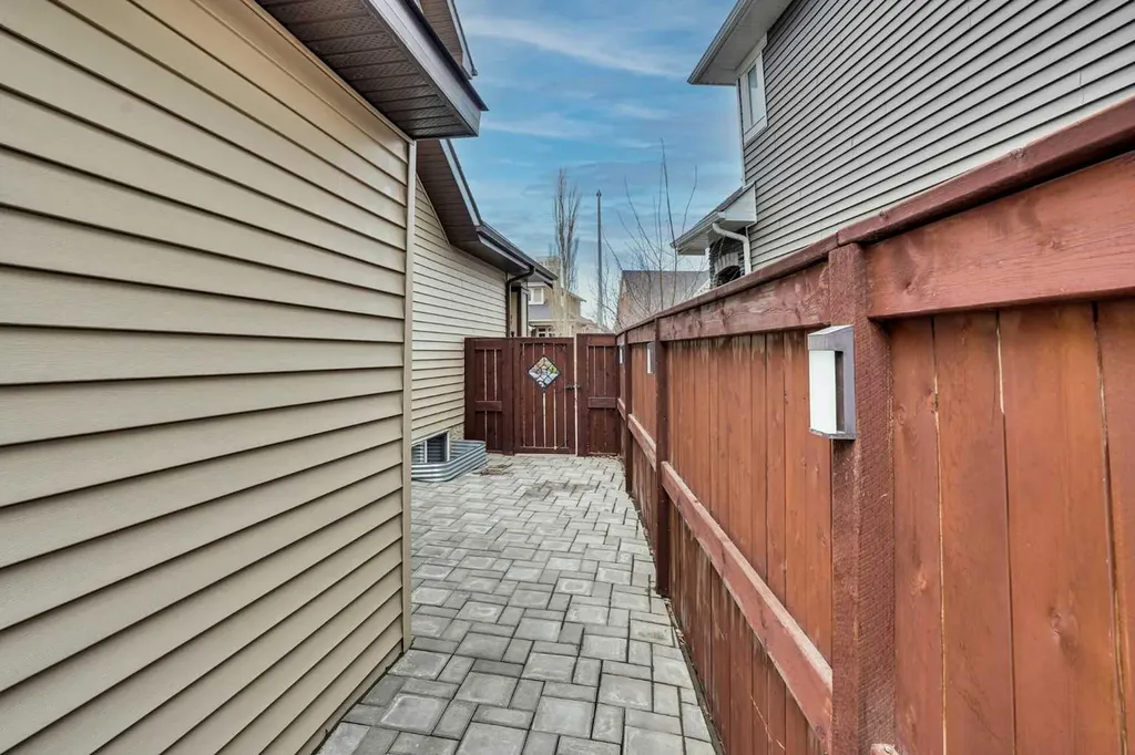 300 Coopers Hill SW Airdrie AB T4B 0S1