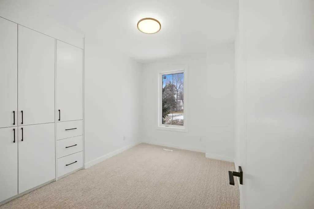 4711 19 Avenue NW Calgary AB T3B0S5
