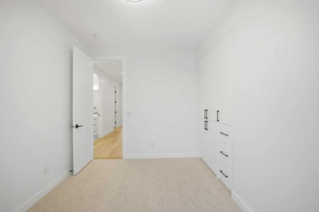 4711 19 Avenue NW Calgary AB T3B0S5
