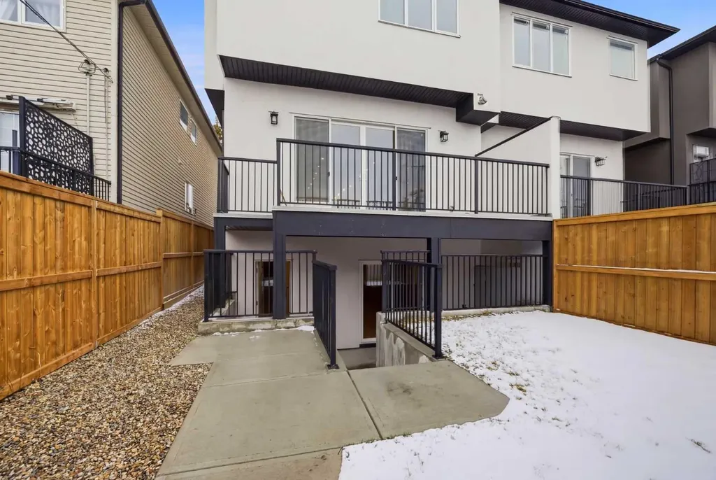 4711 19 Avenue NW Calgary AB T3B0S5