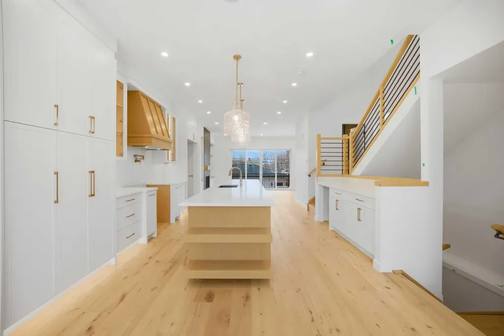 4711 19 Avenue NW Calgary AB T3B0S5
