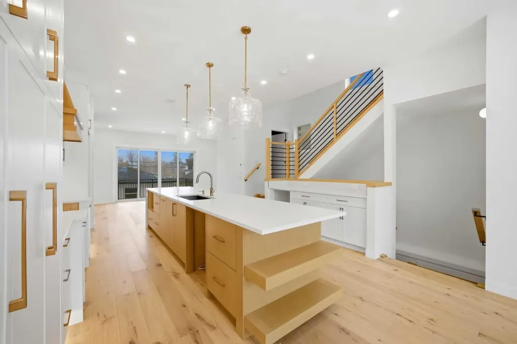 4711 19 Avenue NW Calgary AB T3B0S5