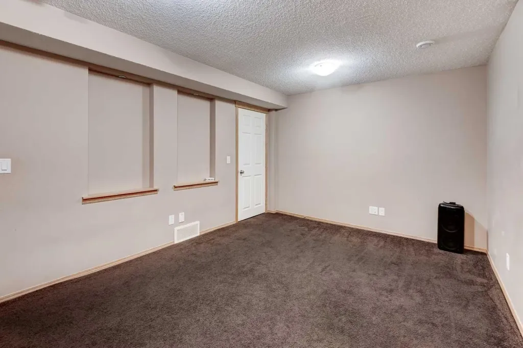 52 Bridlemeadows Common SW Calgary AB T2Y 4V4
