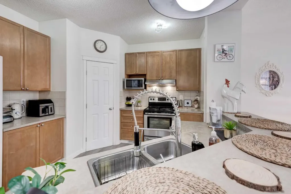 52 Bridlemeadows Common SW Calgary AB T2Y 4V4