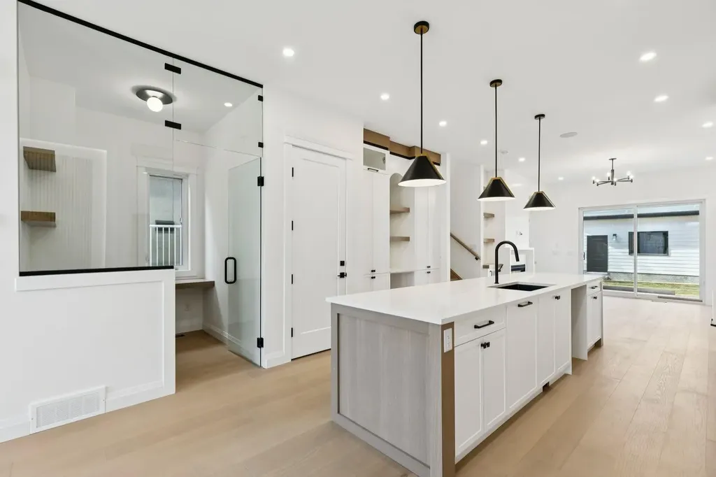 523 32 Street NW Calgary AB T2N 2V8