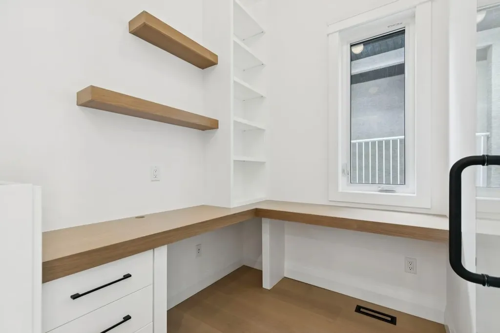 523 32 Street NW Calgary AB T2N 2V8