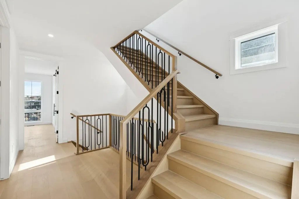 523 32 Street NW Calgary AB T2N 2V8