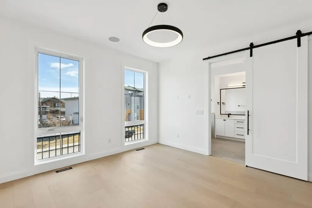 523 32 Street NW Calgary AB T2N 2V8