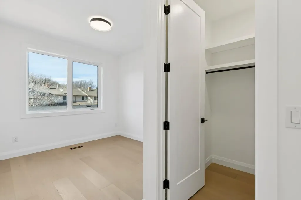523 32 Street NW Calgary AB T2N 2V8