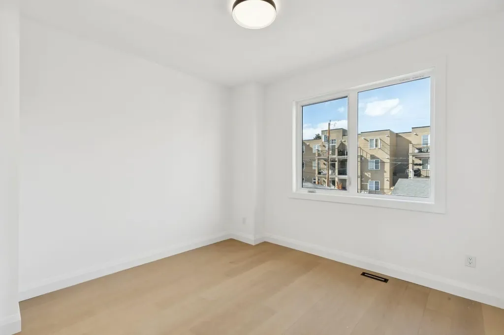 523 32 Street NW Calgary AB T2N 2V8