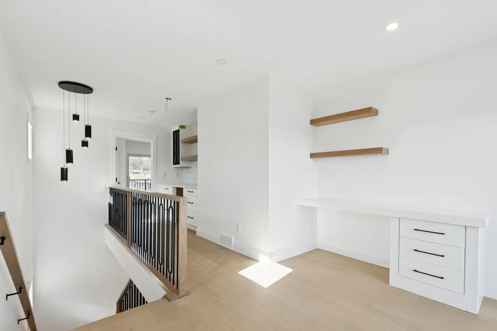 523 32 Street NW Calgary AB T2N 2V8