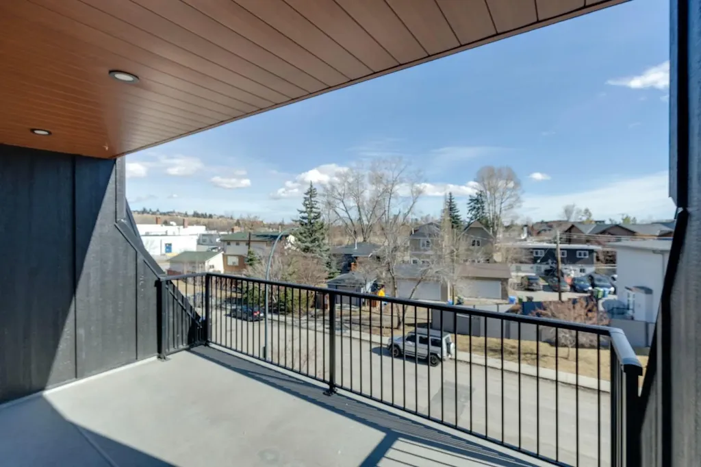 523 32 Street NW Calgary AB T2N 2V8