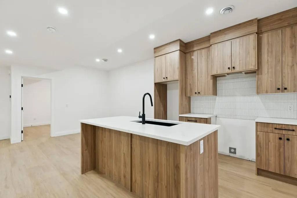 523 32 Street NW Calgary AB T2N 2V8