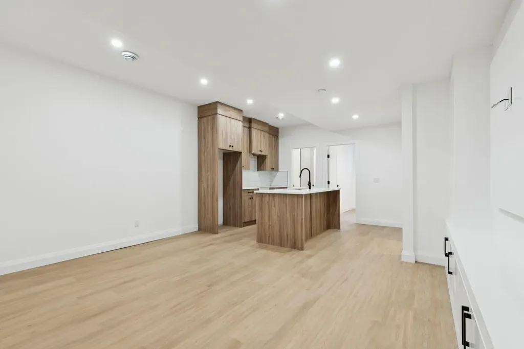 523 32 Street NW Calgary AB T2N 2V8