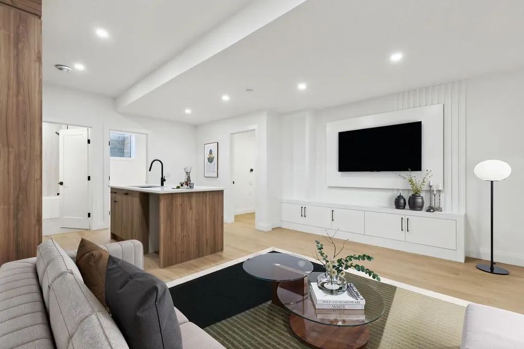 523 32 Street NW Calgary AB T2N 2V8