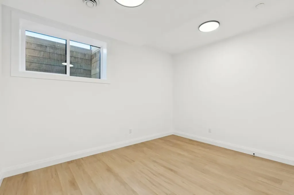 523 32 Street NW Calgary AB T2N 2V8