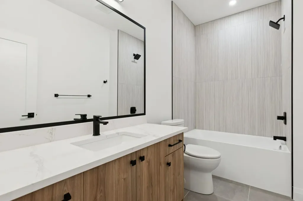 523 32 Street NW Calgary AB T2N 2V8