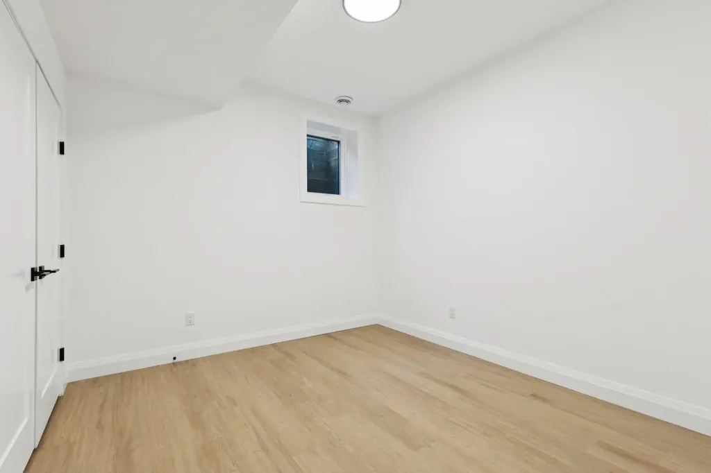 523 32 Street NW Calgary AB T2N 2V8