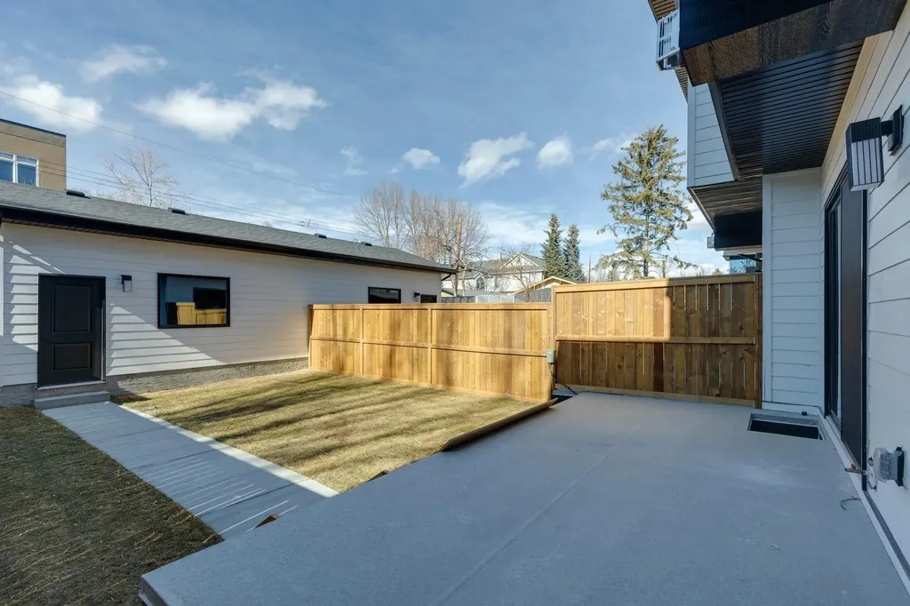 523 32 Street NW Calgary AB T2N 2V8