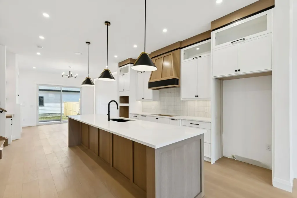 523 32 Street NW Calgary AB T2N 2V8