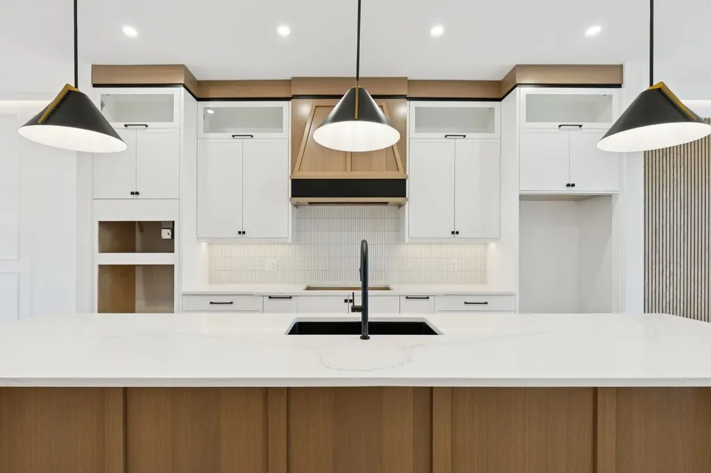 523 32 Street NW Calgary AB T2N 2V8