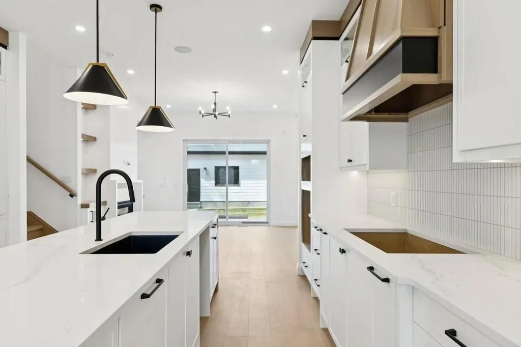 523 32 Street NW Calgary AB T2N 2V8