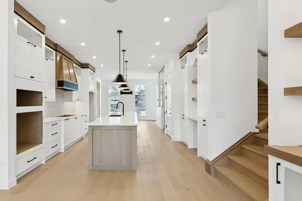 523 32 Street NW Calgary AB T2N 2V8